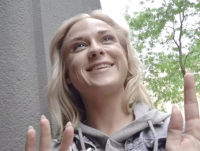 Blonde Nachbarin vor der Tür verführt