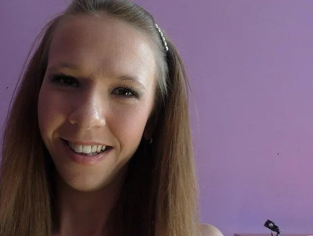 Rapunzel lässt ihr Haar herunter und bläst ihn hart