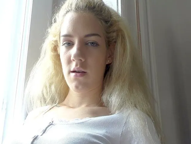Blonde Barbie verabschiedet sich mit heißem Fotoshooting