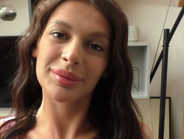 Fotomodel in ihrem ersten Sexvideo, POV